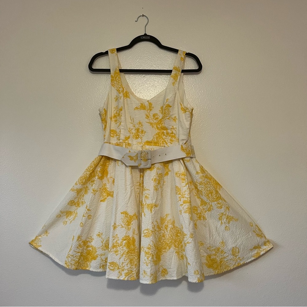Charlotte Russe Yellow & White 1950’s/Skater Dress
Size: M